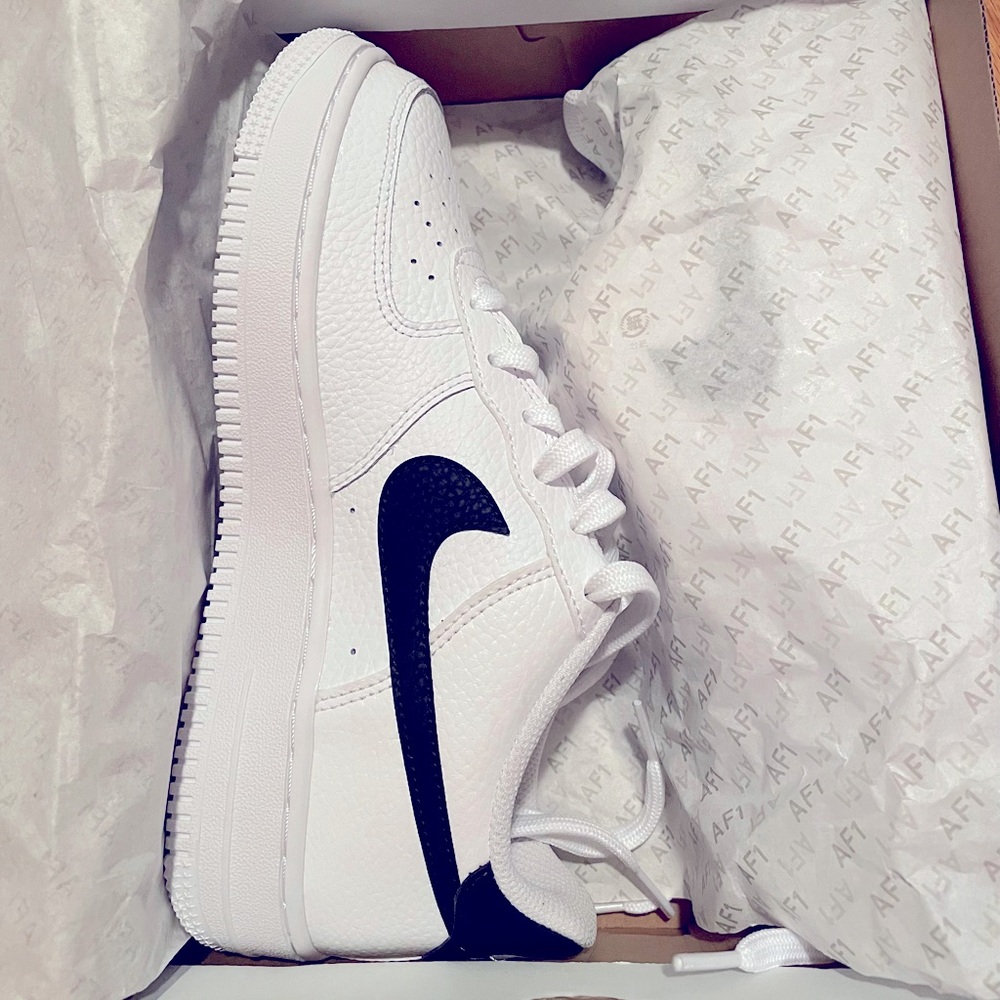 Size 5 youth - white/black Nike Air Force 1 sneakers - Picture 5 of 10
